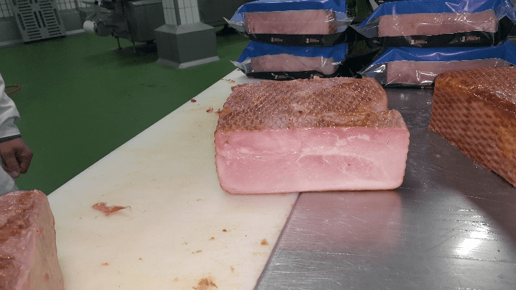 Dimljeni presovani but u presi